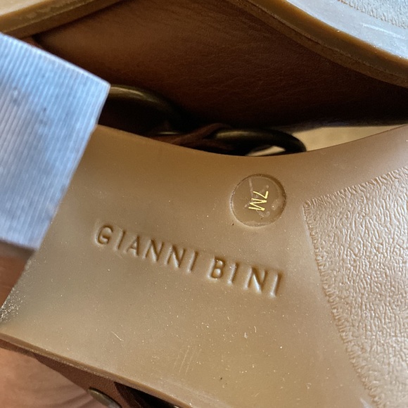 DONATED Gianni Bini size 7M brown slip-on heeled sandal. - Picture 10 of 10